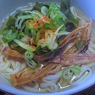 乾麺で　わかめのスルメ出汁うどん